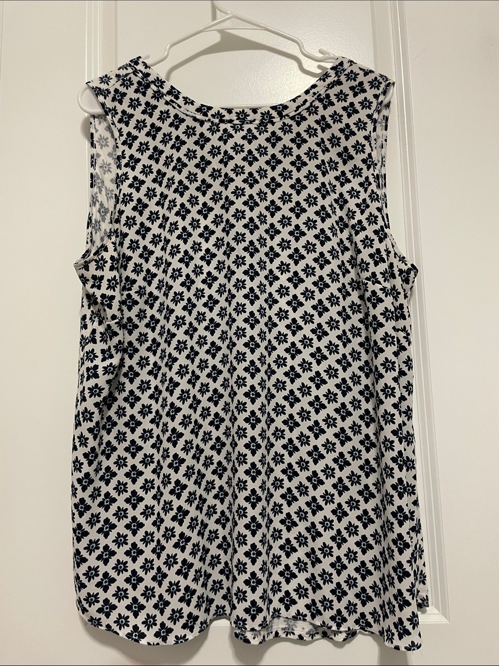 LOFT Black & White Floral Diamond Tank Top